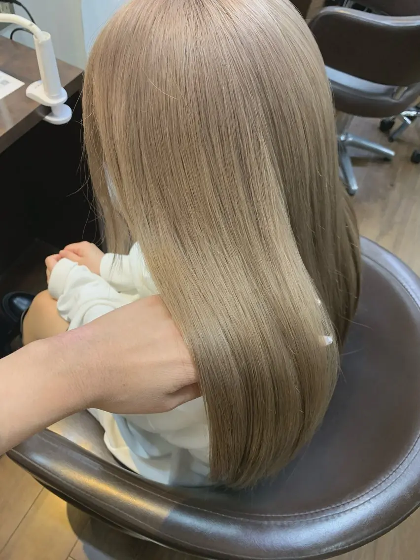 セミロング カラー ベージュカラー ミルクティーベージュ ヘアカラー トリートメント 小笠原 菜緒のヘアスタイル