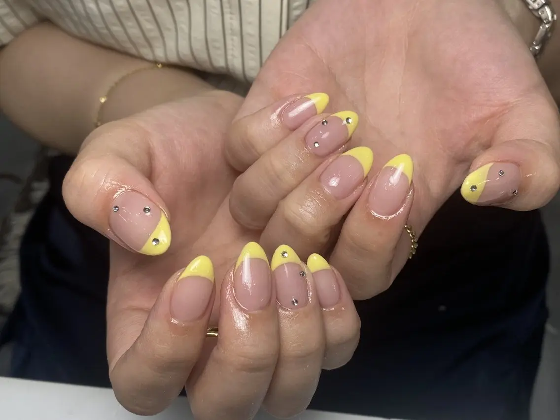 ネイル チークネイル フレンチネイル ジェルネイル ガーリー キラキラネイル ハンドネイル UM Nail Salonのネイルデザイン