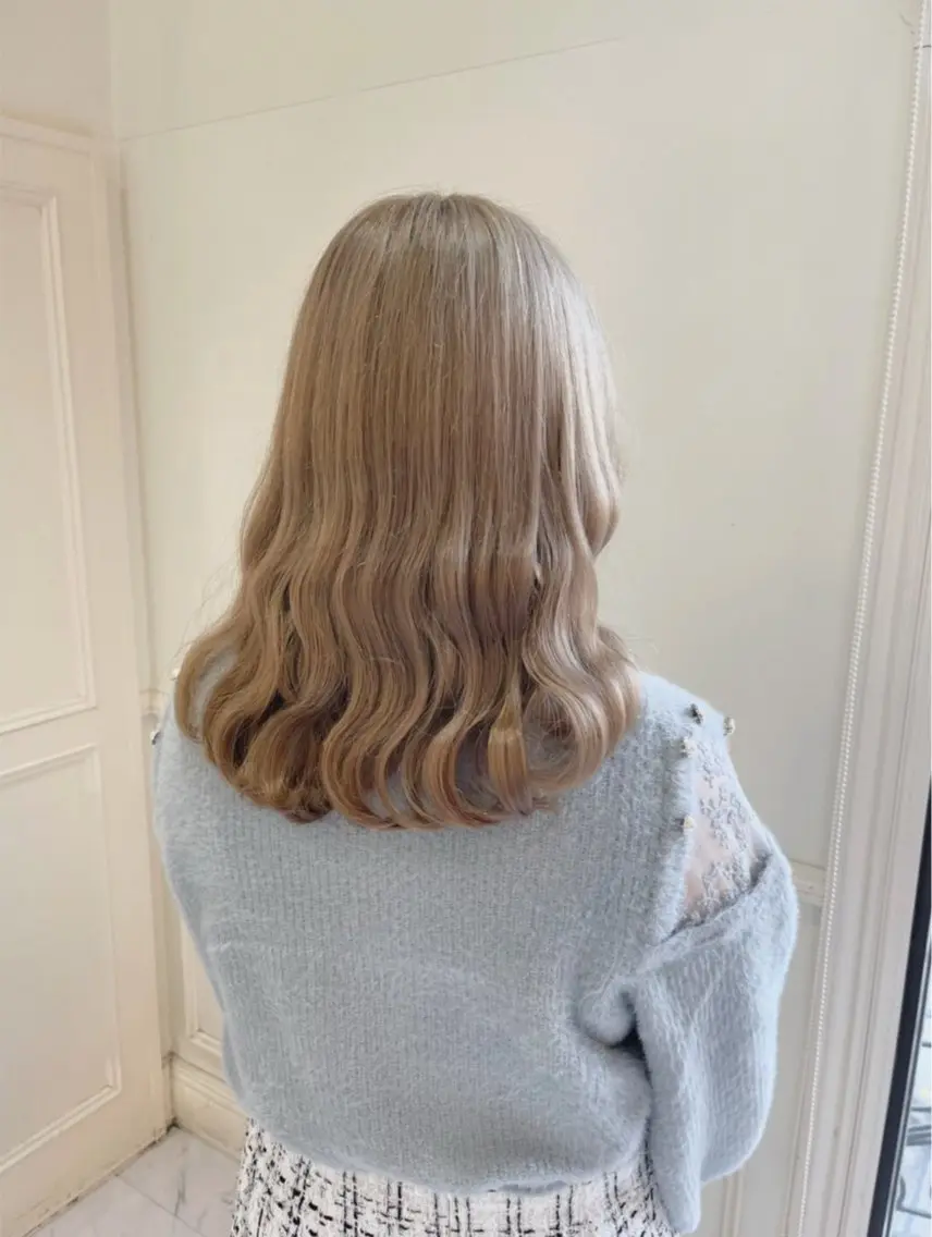 ロング カラー ベージュカラー ブリーチ ミルクティーベージュ ヘアカラー トリートメント midori 🎀 ͗ ͗のヘアスタイル