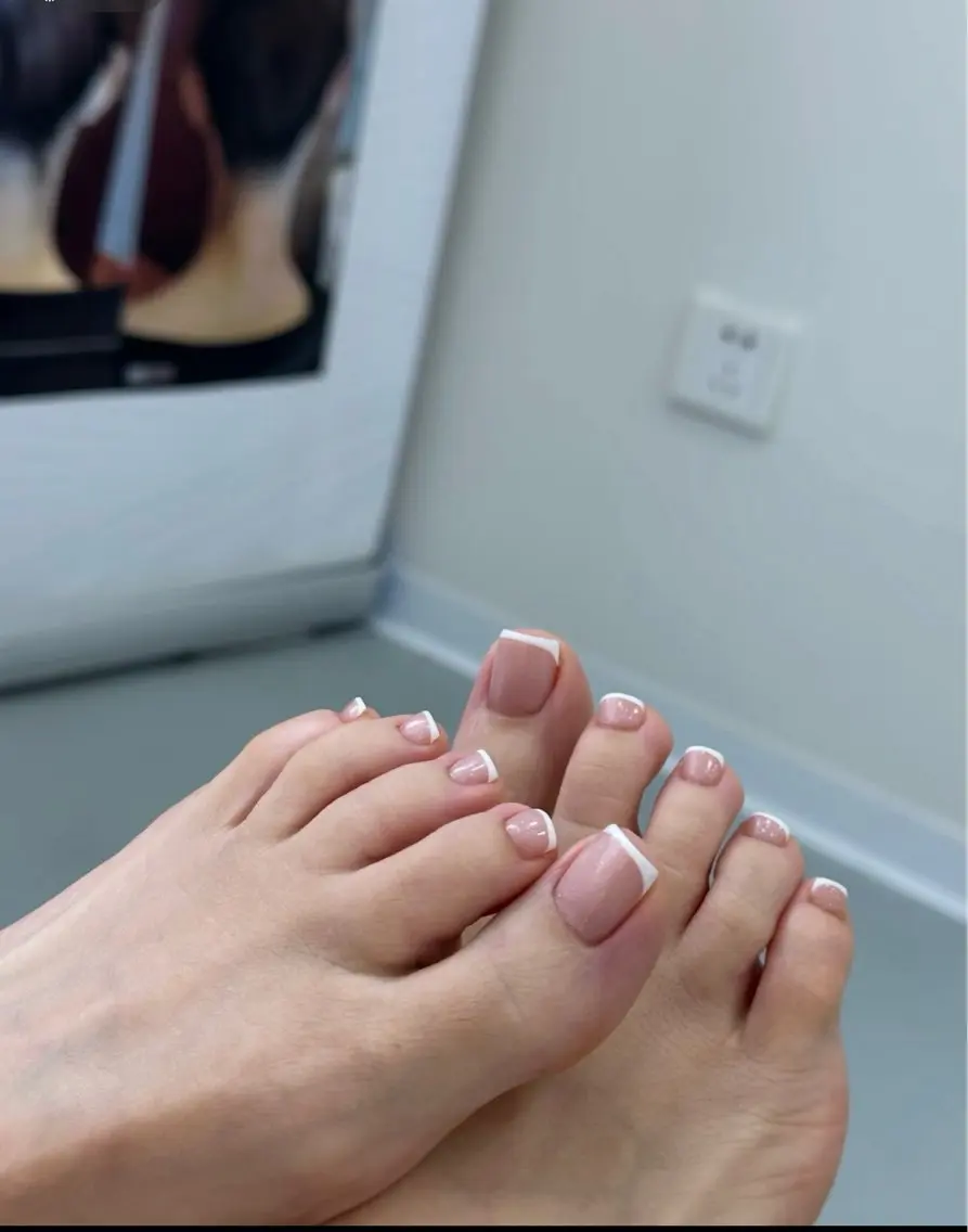 ネイル フットネイル フレンチネイル ホワイト フットネイル Aura Nail ✨リリ✨のネイルデザイン
