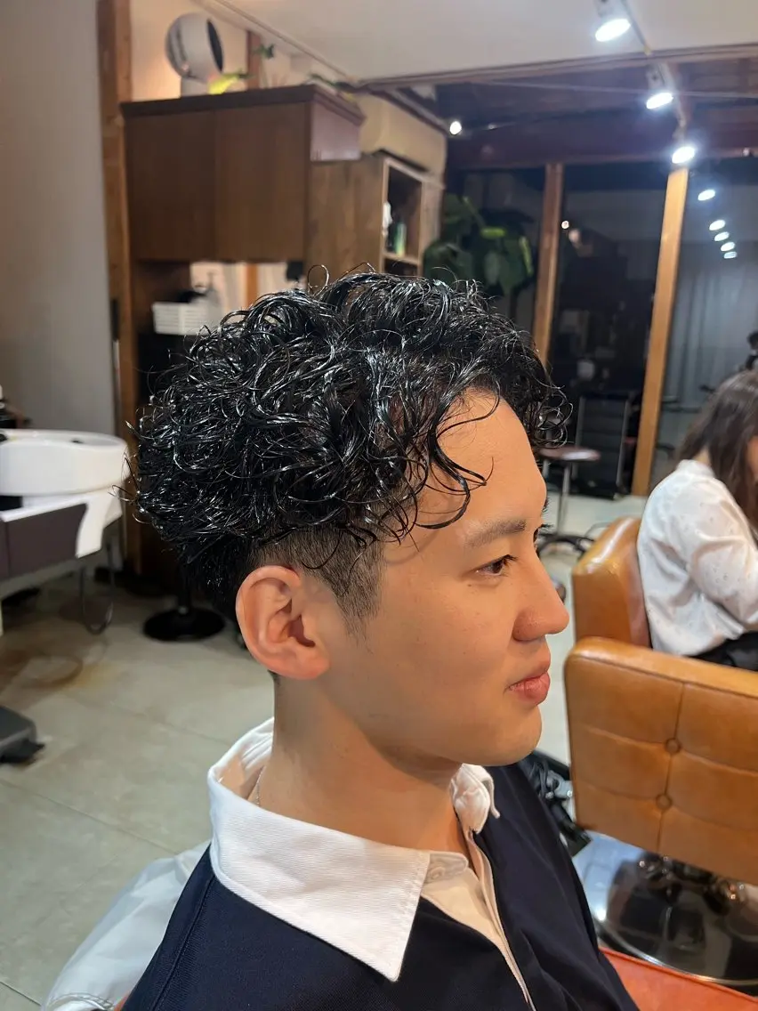 パーマ メンズ センターパート メンズパーマ パーマ 岩﨑 裕也のヘアスタイル