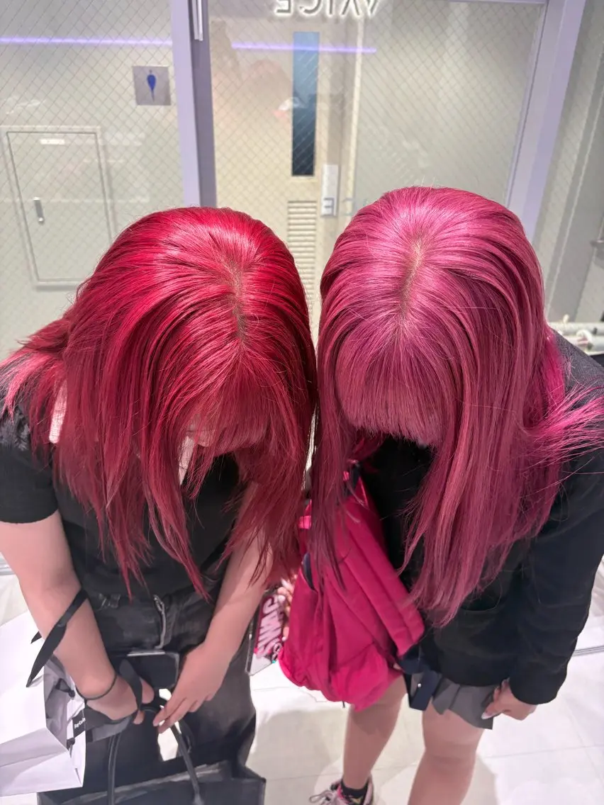ミディアム カラー ピンクカラー レッドカラー カット ヘアカラー トリートメント NANA🦖 ハイトーンデザインのヘアスタイル