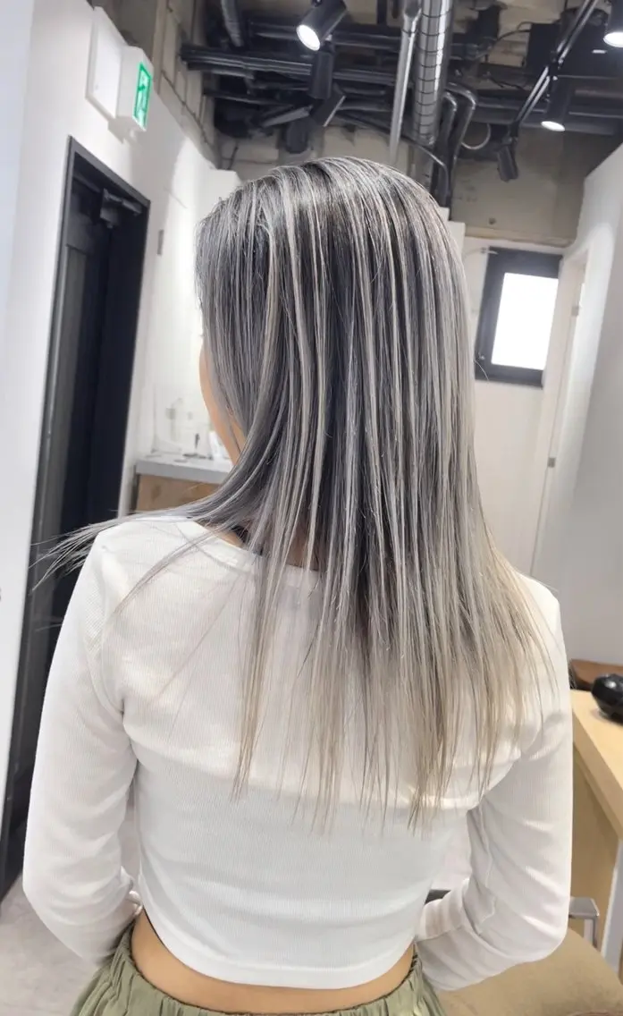 ロング カラー ブリーチ ヘアカラー トリートメント ヘッドスパ 白髪ぼかしハイライト バレイヤージュヤマトのヘアスタイル
