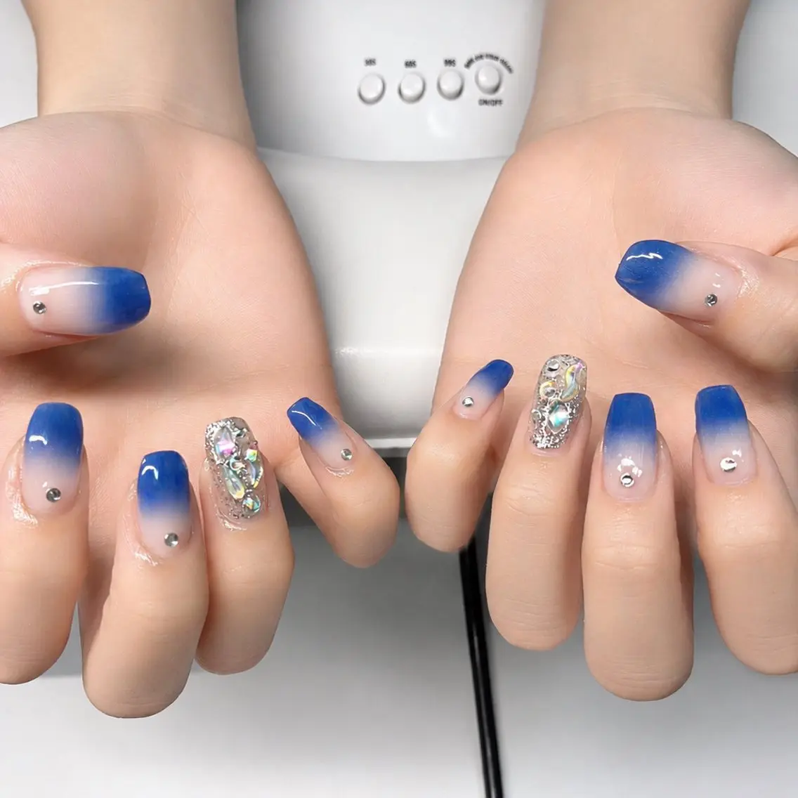 ネイル アートネイル ブルー グラデーション キラキラネイル 韓国ネイル ハンドネイル Kii nailのネイルデザイン
