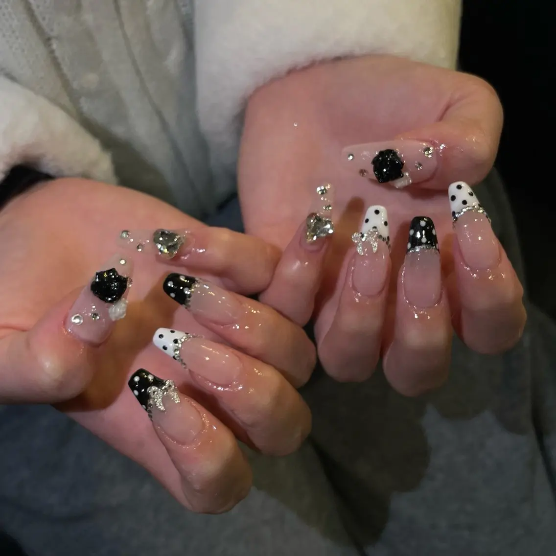 ネイル ドット フレンチネイル 春ネイル ハンドネイル lillion🌙 anのネイルデザイン