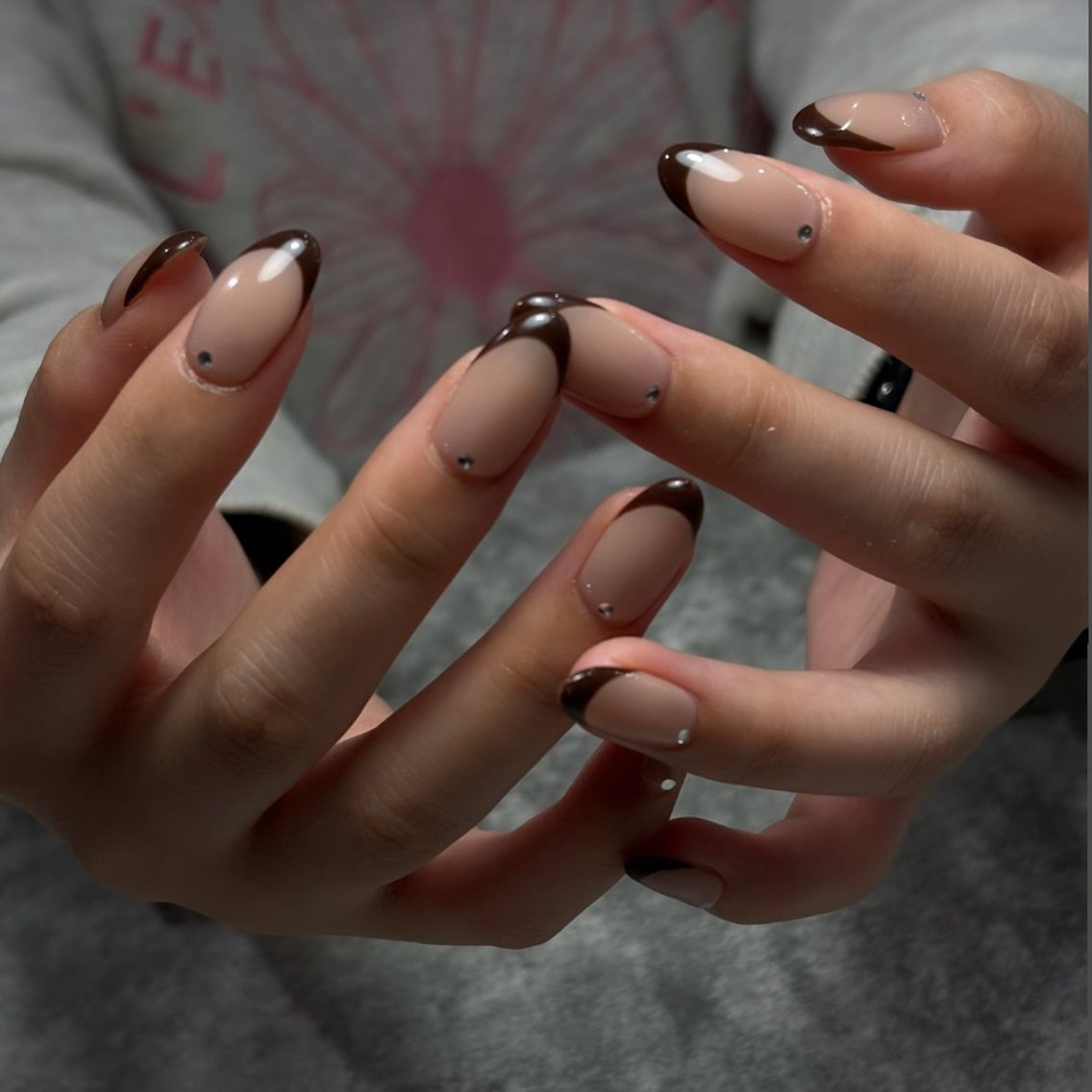 ネイル ストーンネイル ハンドネイル Nailsalon Lebelのネイルデザイン
