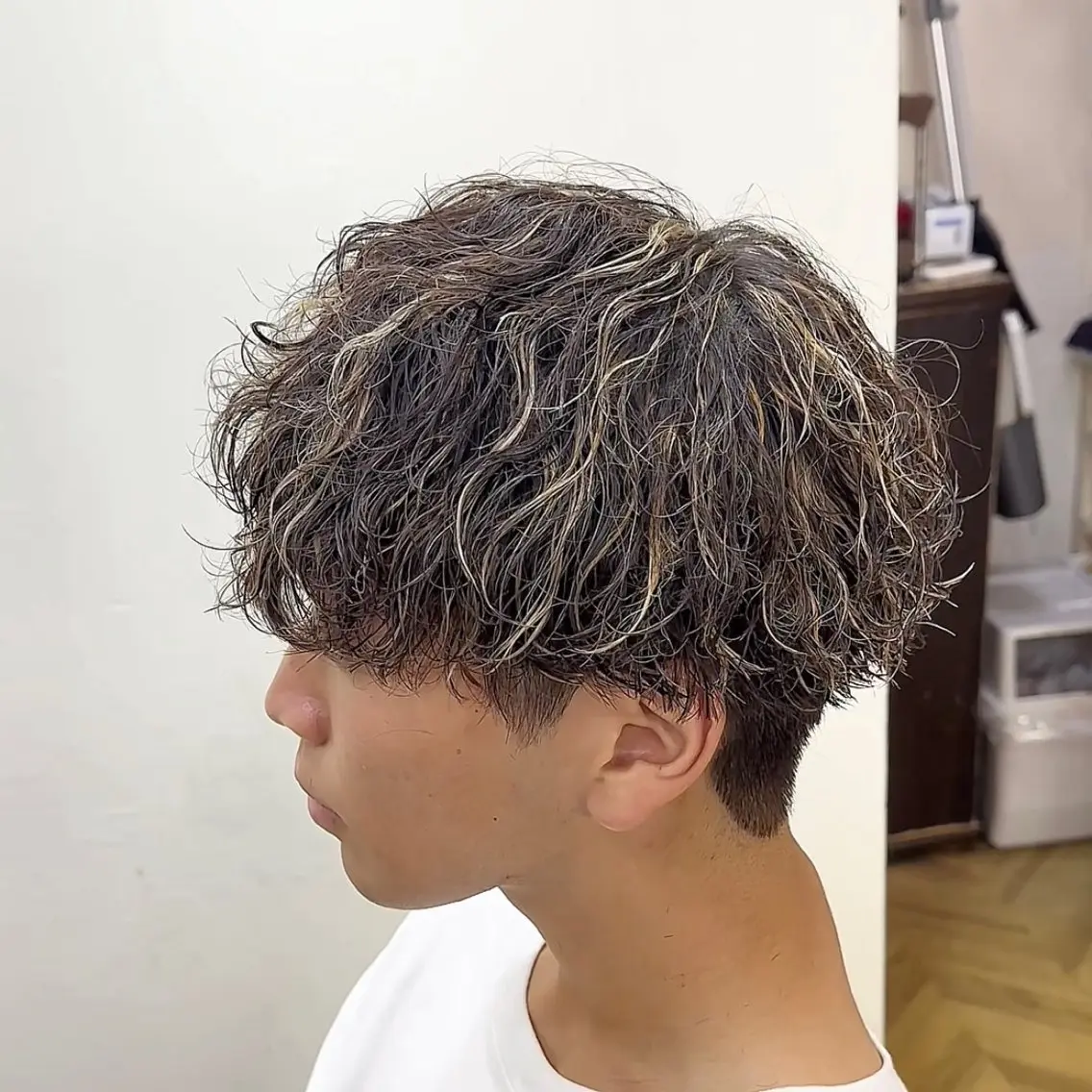 ショート カラー パーマ メンズ メンズハイライト メンズパーマ 波巻きパーマ ハイライトカラー ハイライト メンズの悩み解決専門 柏パーマ職人/曽我尾のヘアスタイル