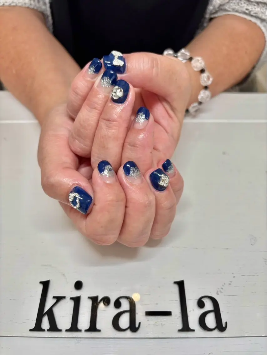 ネイル フレンチネイル ラメ(グリッター) ネイビー シルバー ストーンネイル kira-la キララ･:*..のネイルデザイン