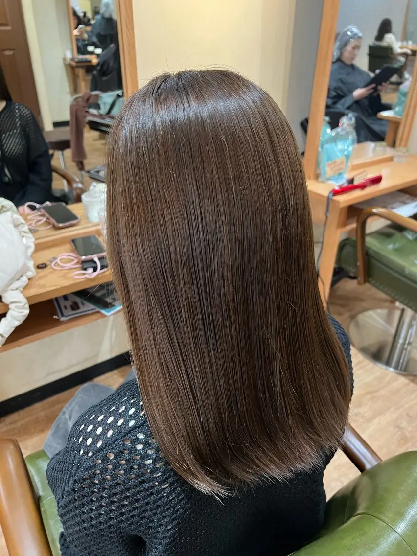 セミロング カラー ベージュカラー 透明感カラー イルミナカラー ヘアカラー トリートメント ヘッドスパ TAI透明カラー 柔らかい縮毛矯正のヘアスタイル
