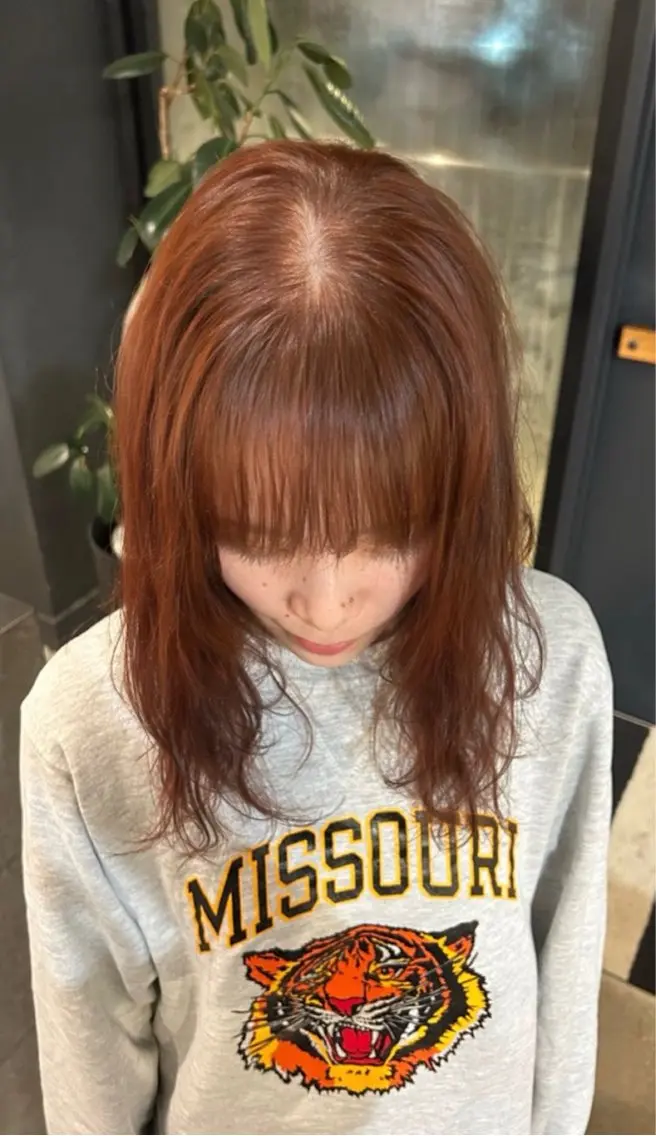 セミロング カラー ブラウンカラー ダブルカラー オレンジ オレンジブラウン カット ヘアカラー トリートメント twig 山田 永嶋芽衣のヘアスタイル