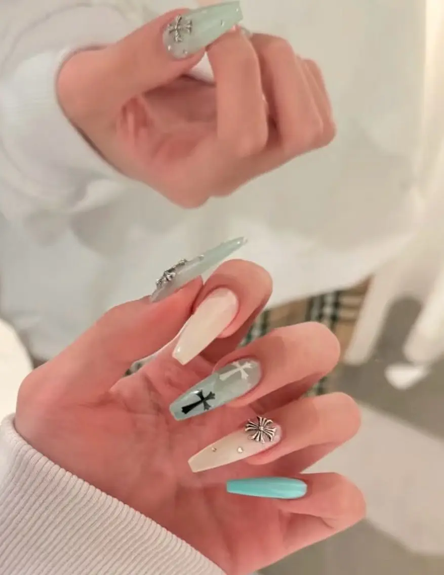 ネイル オーロラネイル フラワーネイル フットネイル フレンチネイル ジェルネイル ハンドネイル BabyYouMi nailのネイルデザイン