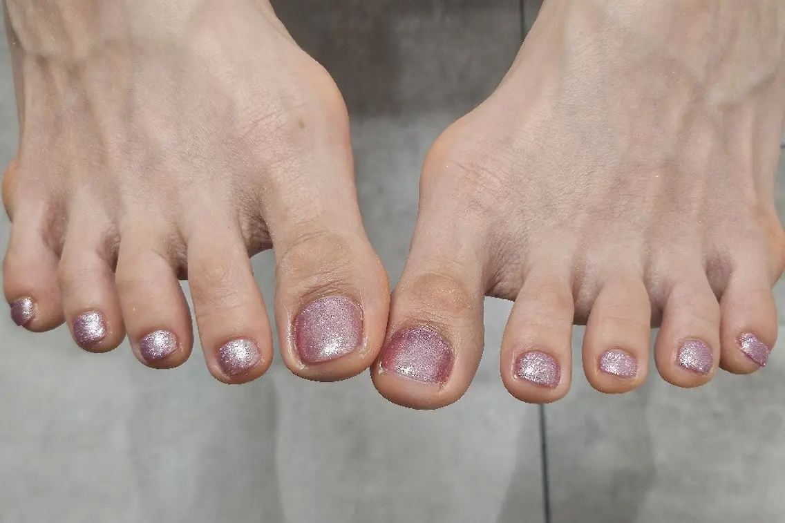 ネイル ラメ(グリッター) ピンク フットネイル Nailed it! Akaneセンター北のネイルデザイン