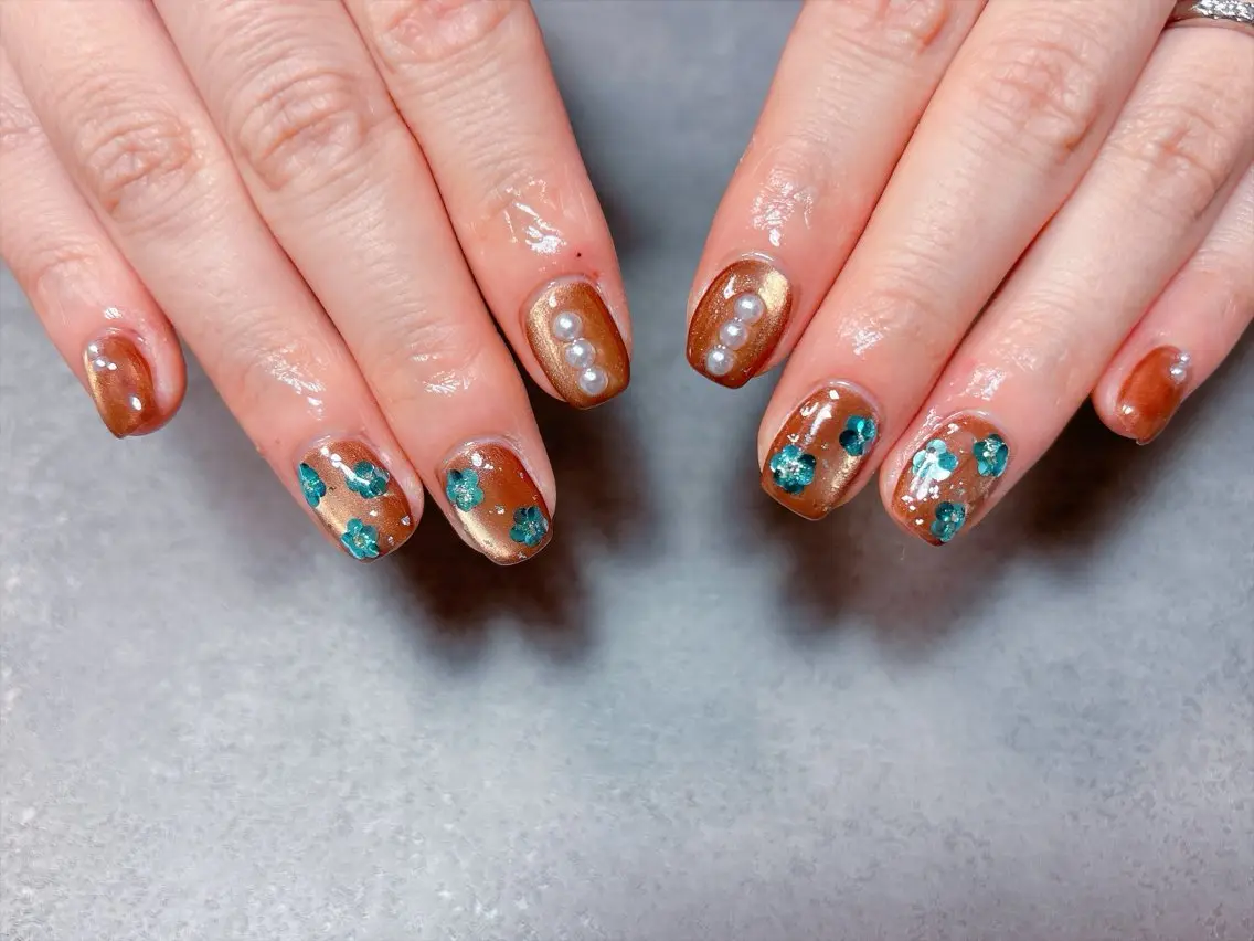 ネイル マグネットネイル ミラーネイル ニュアンスネイル ハンドネイル ハンドケア 💫ゆか_ Nailartistのネイルデザイン