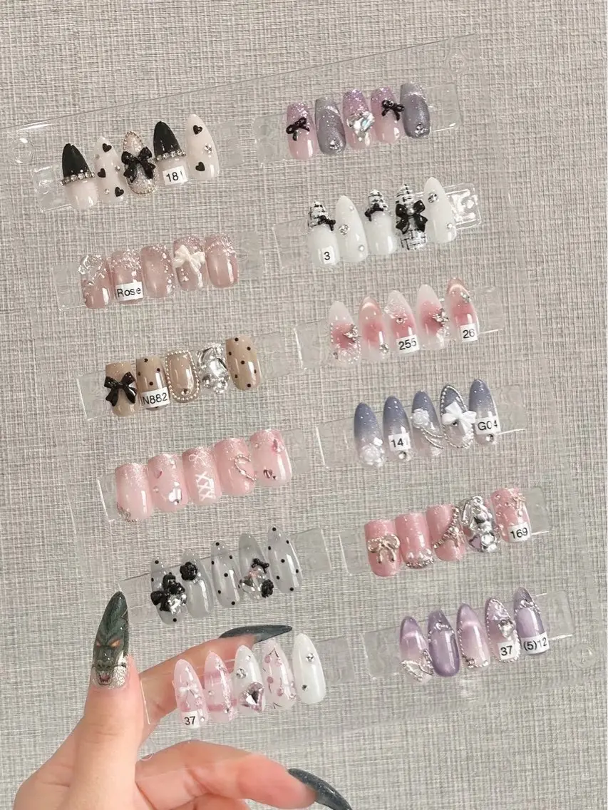 ネイル ゴージャス キラキラネイル ハンドネイル EmaNail 🧸Momokaのネイルデザイン