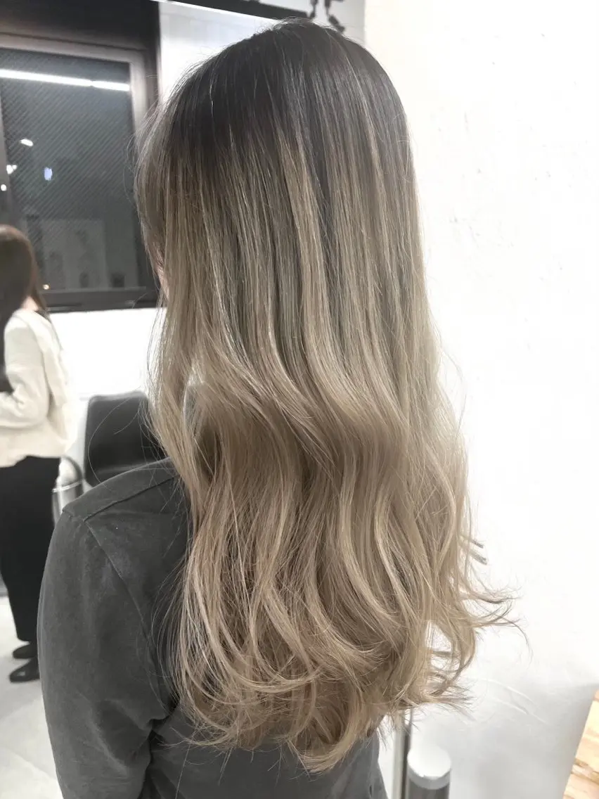 ロング カラー ヘアアレンジ 坂齋大地／レイヤー/ ミルクティーのヘアスタイル