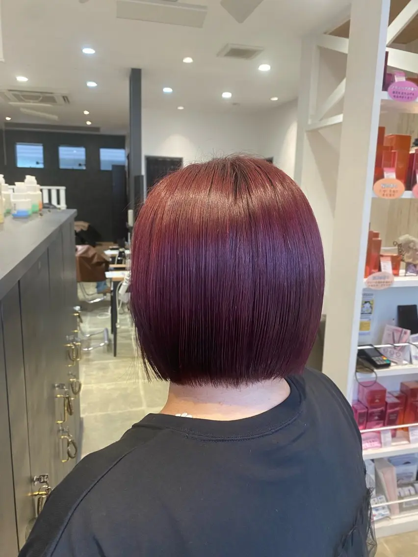 ショート カラー ブリーチ ボルドーカラー ブリーチなしカラー カット ヘアカラー トリートメント 柴田 枝利子のヘアスタイル