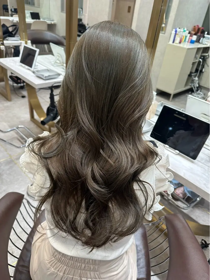 ロング カラー ベージュカラー オリーブベージュ ヘアカラー トリートメント ミルクティ/ ブラウンカラー/りおのヘアスタイル
