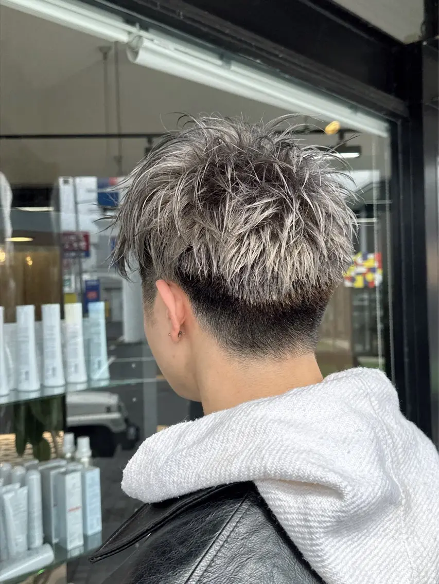 カラー メンズ シルバー arika オケシ　リョウダイのヘアスタイル