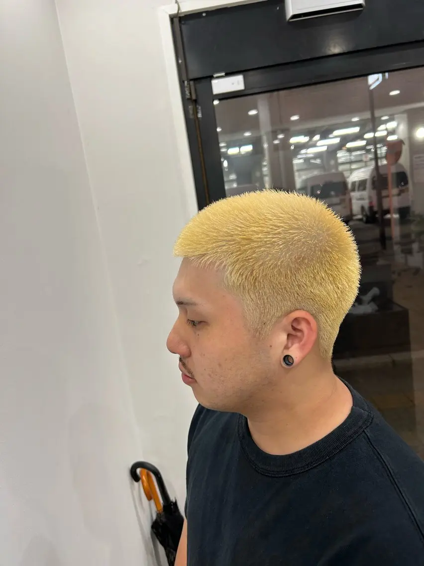 ショート カラー メンズ メンズハイトーン 刈り上げ グラデーションカラー ハイトーンカラー little syotaroのヘアスタイル
