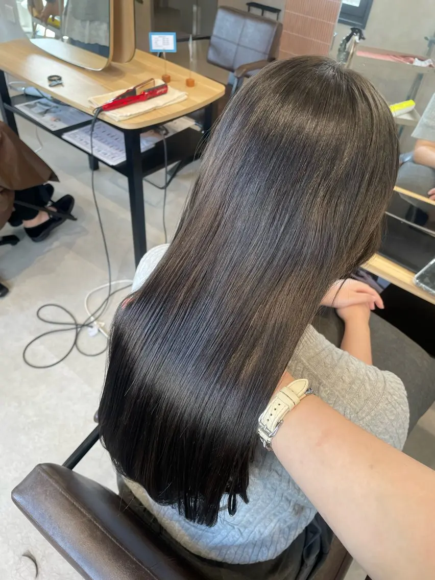 ロング カラー ブリーチ 透明感カラー グレージュ オリーブグレージュ オリーブグレー イヌマル アユ / Fier umedaのヘアスタイル