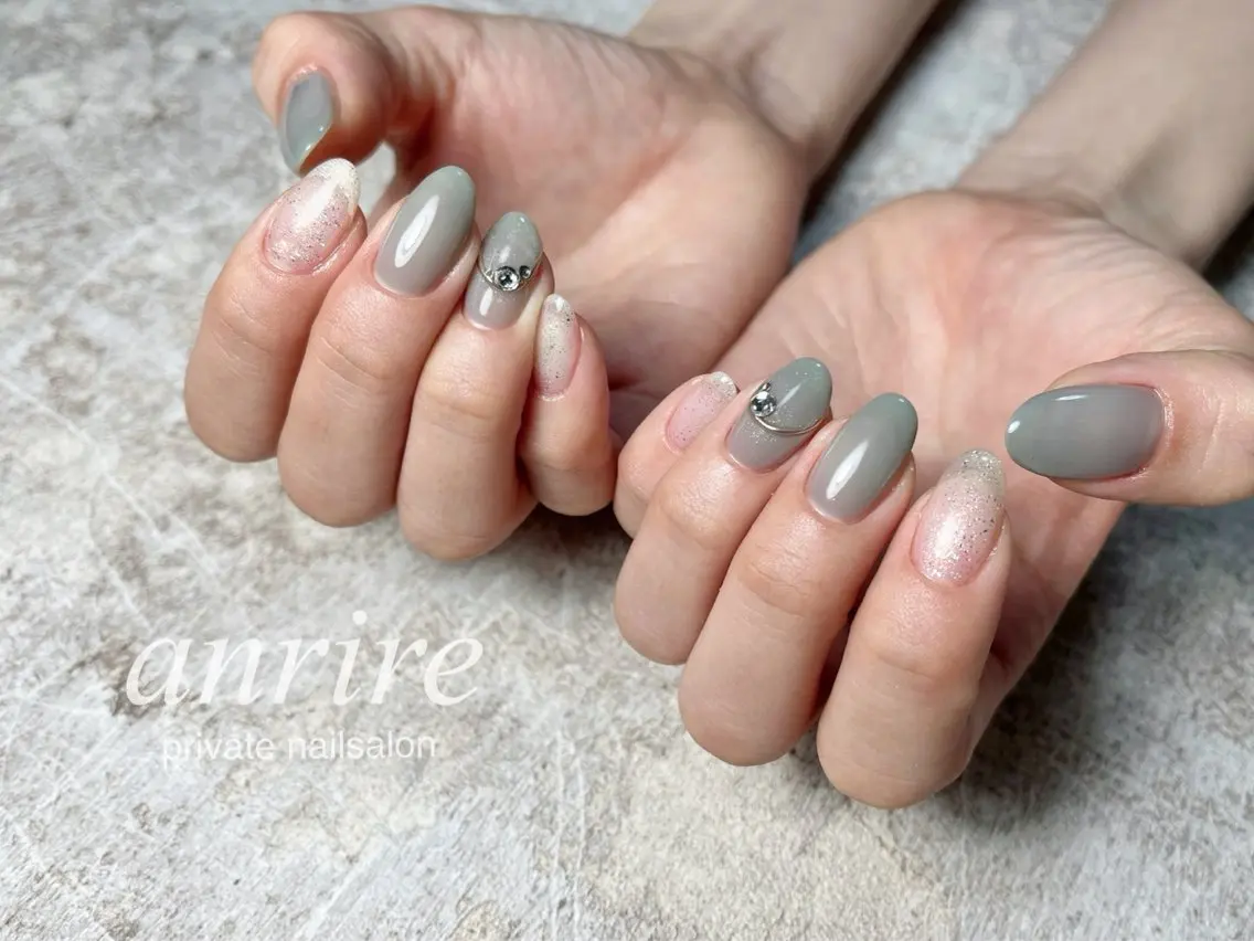 ネイル グリーン キラキラネイル ミラーネイル シンプルネイル ハンドネイル nailsalon anrireのネイルデザイン