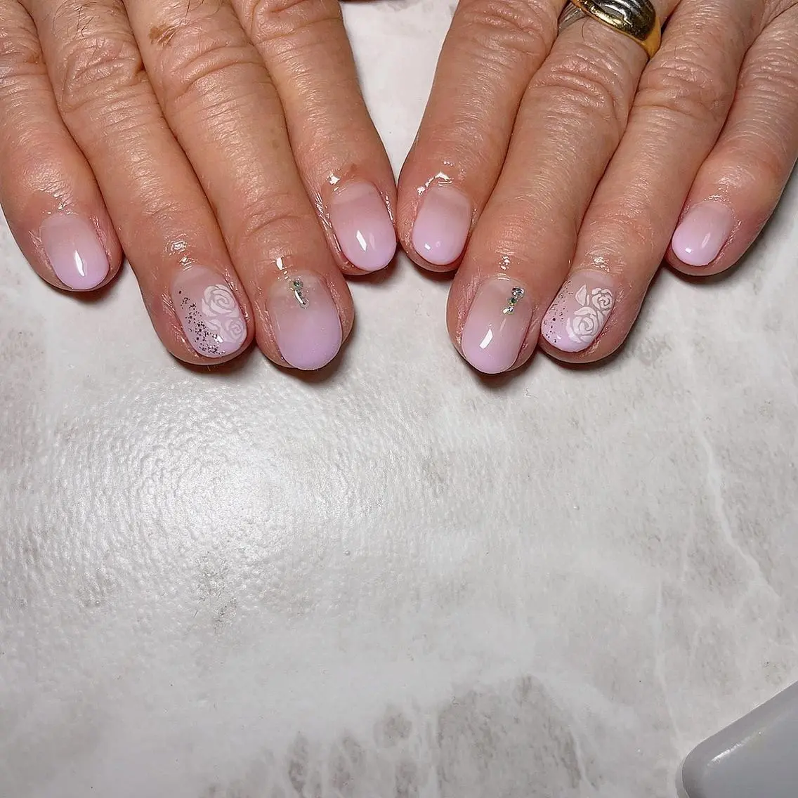 ショート ネイル フラワーネイル 知花 梨花のネイルデザイン