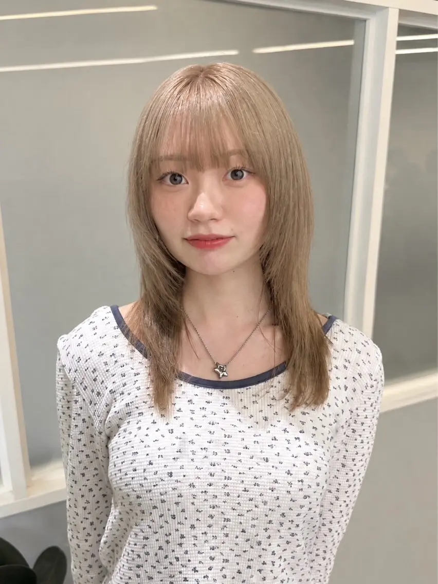 ミディアム カラー ベージュカラー ブリーチ ミルクティーベージュ レイヤーカット RENOレイヤー/ベ ージュtoyokaのヘアスタイル