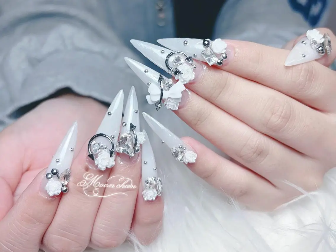 ネイル 長さ出し キラキラネイル 韓国ネイル ロングネイル マグネットネイル ハンドネイル ハンドケア yukina 長さ出しネイル専門店のネイルデザイン