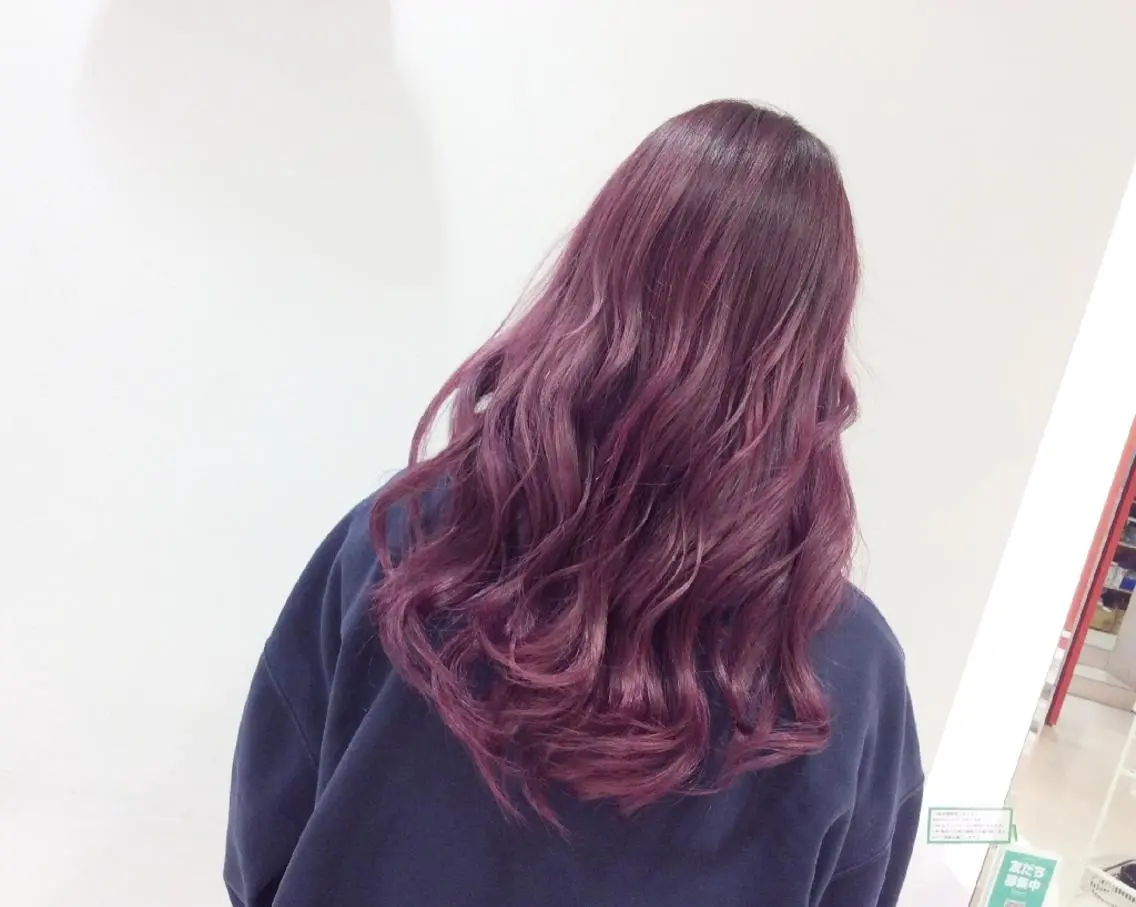 ロング カラー ブロンド ピンクカラー シルバー 大場 友稀のヘアスタイル