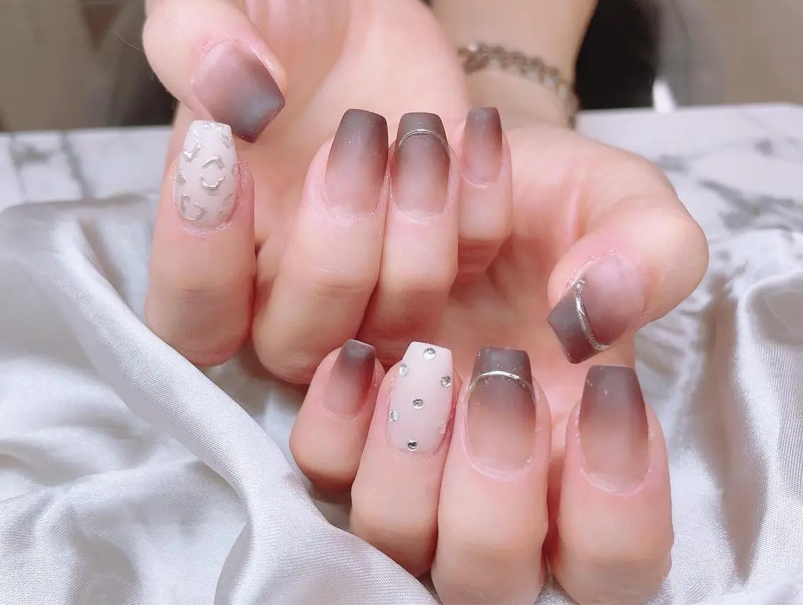 ネイル アニマル柄 ジェルネイル グラデーション ハードジェル キラキラネイル Lilas Nailのネイルデザイン