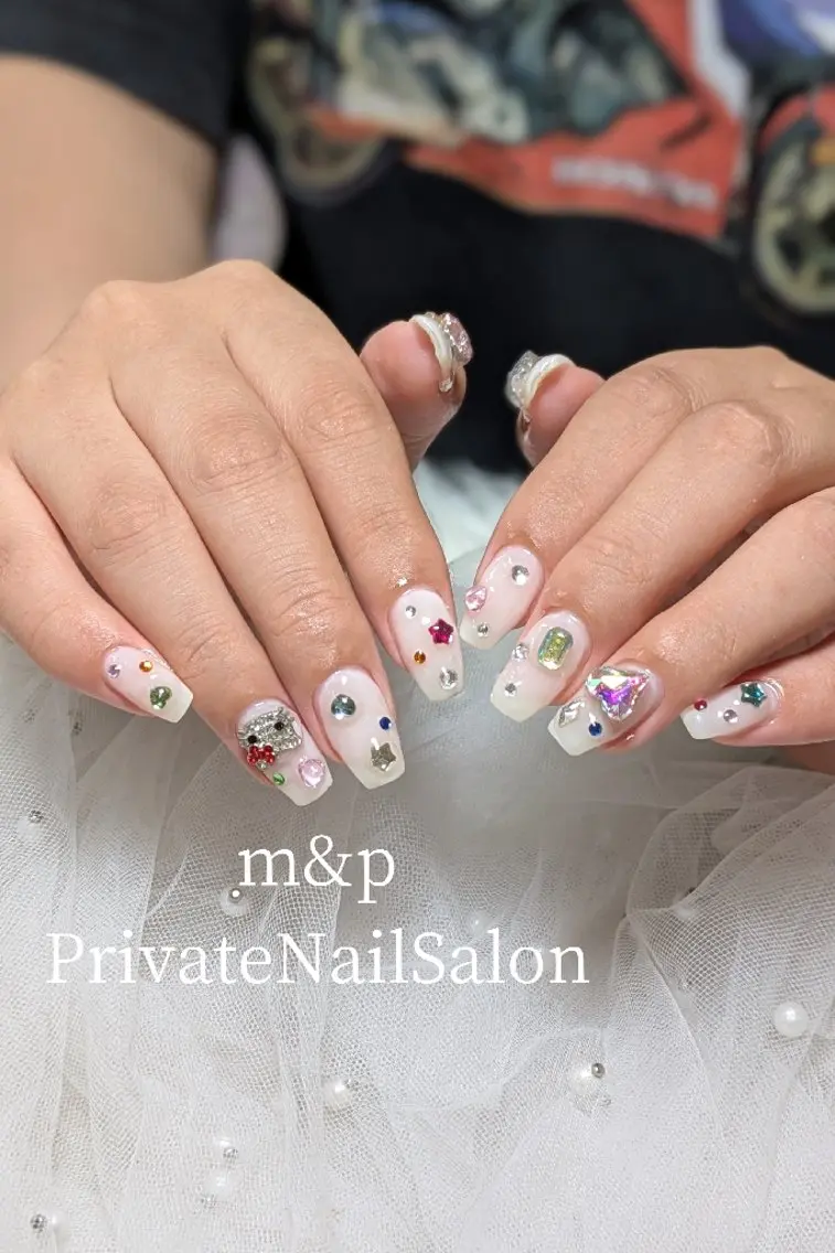 ネイル キラキラネイル ストーンネイル ハンドネイル m&pPrivate nailsalonのネイルデザイン