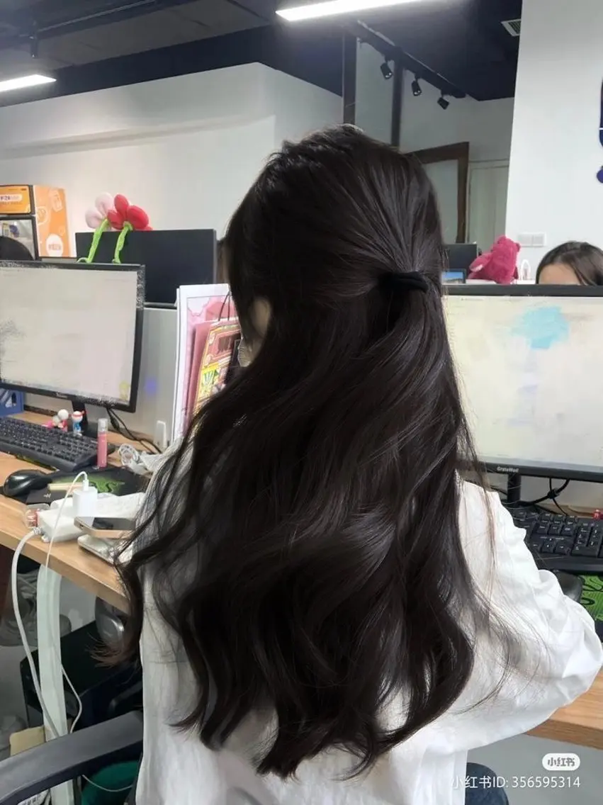 ロング カラー グレージュ ラベンダー💜 グレージュ🩶のヘアスタイル