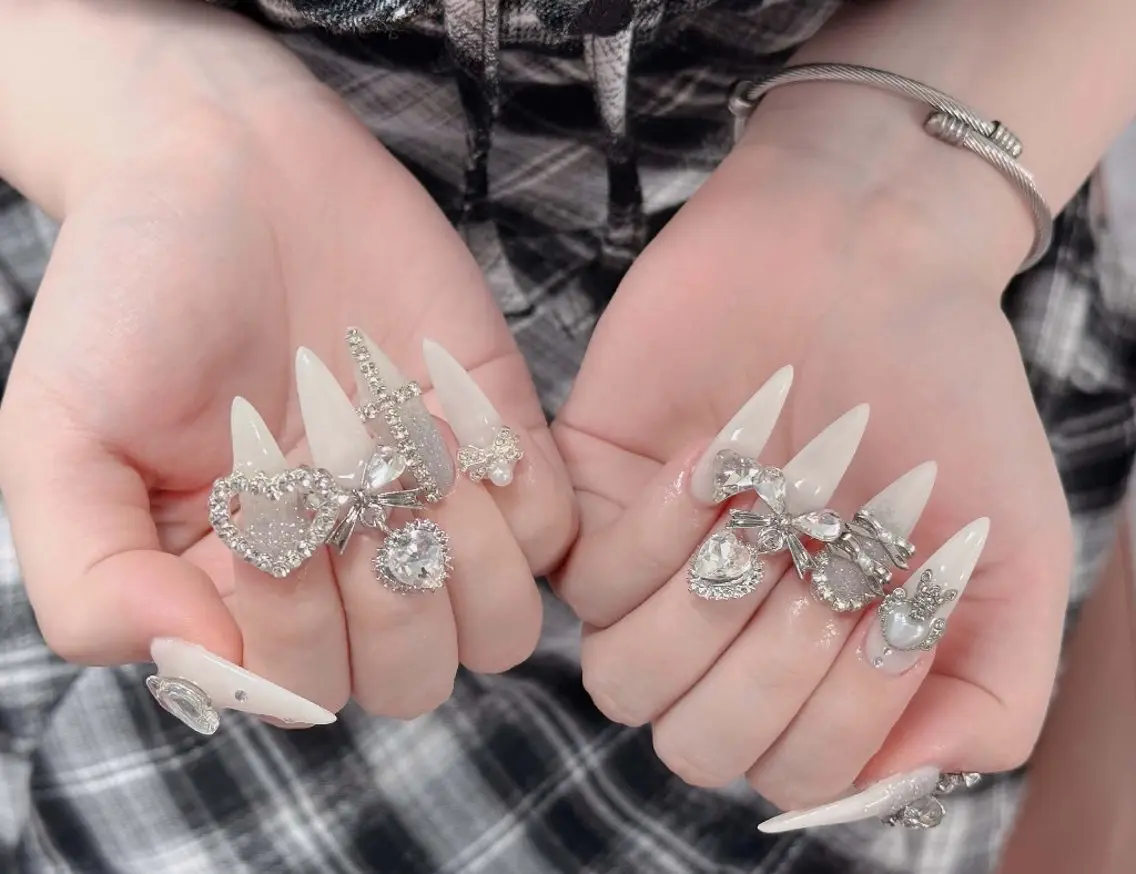 ネイル チークネイル フレンチネイル キラキラネイル 韓国ネイル マグネットネイル ハンドネイル Buruberii hbaby nailのネイルデザイン