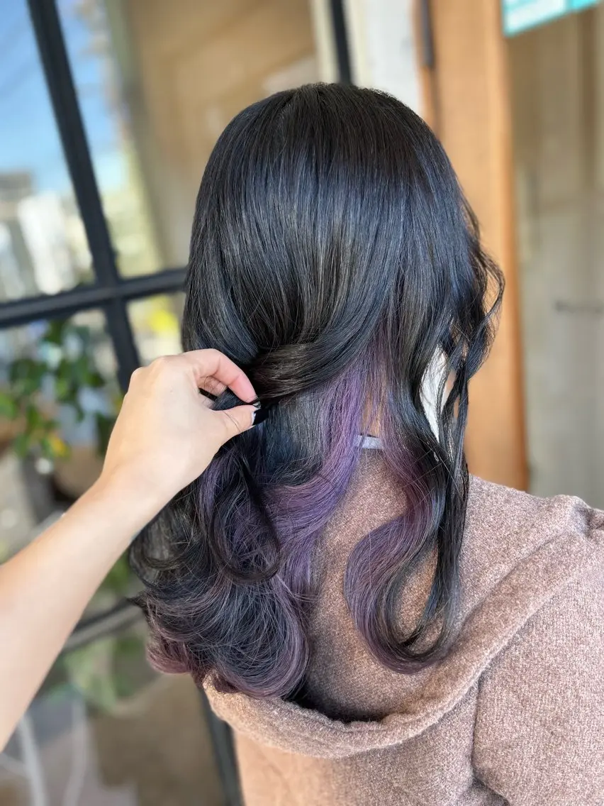 ロング カラー 黒髪 ブリーチ グレーブラック パープルカラー カット ヘアカラー 井上 花音のヘアスタイル