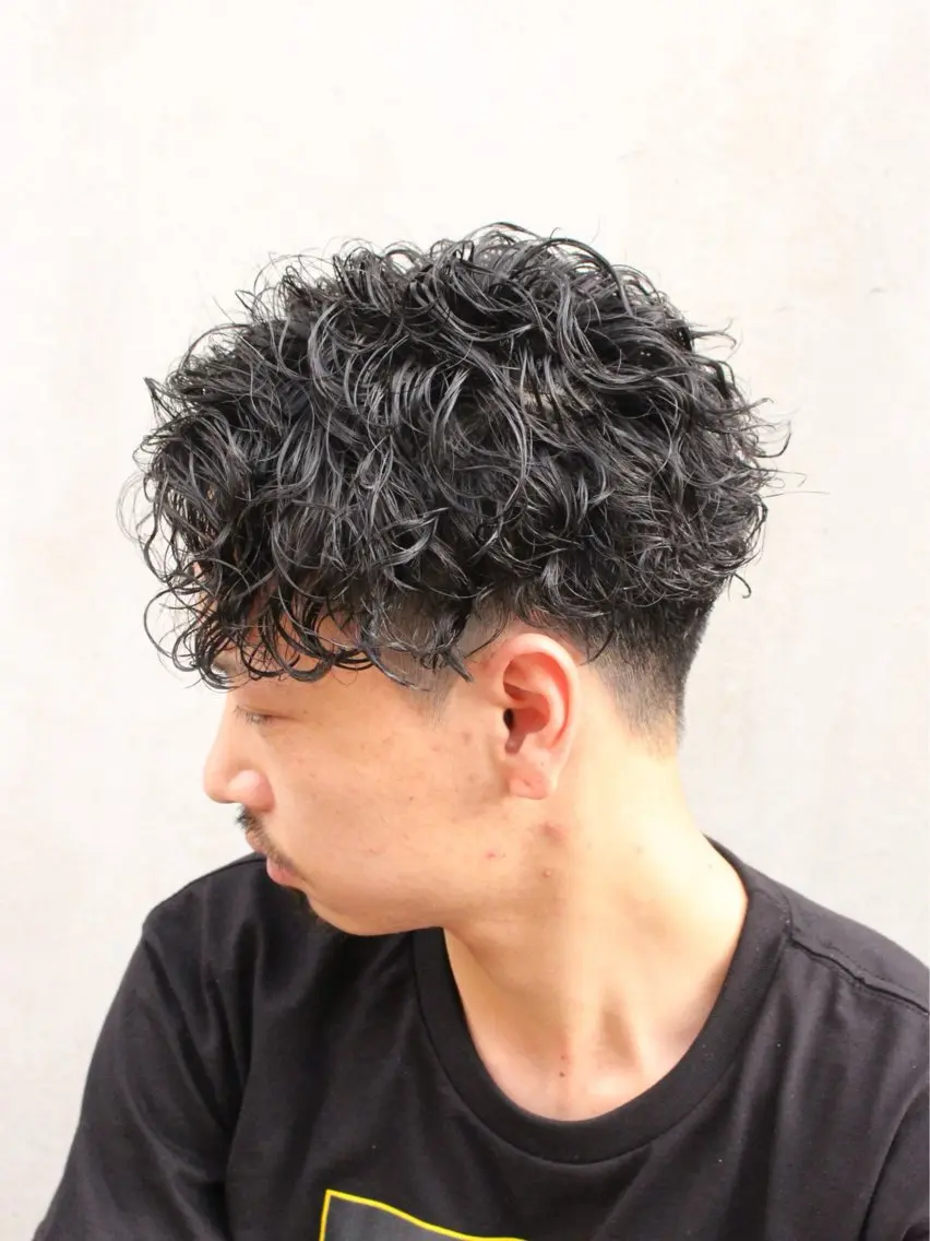 ショート パーマ メンズ センターパート メンズパーマ スパイラルパーマ 宇野 シゲトのヘアスタイル