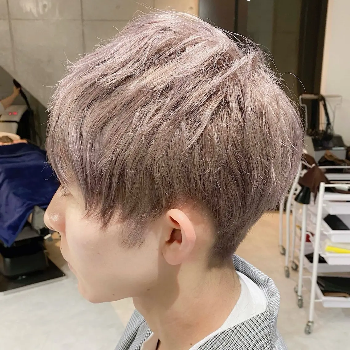 ショート カラー ベージュカラー ブリーチ デザインカラー ハイトーンカラー ミルクティーベージュ ヘアカラー トリートメント ヘアセット DAYS Men’sのヘアスタイル