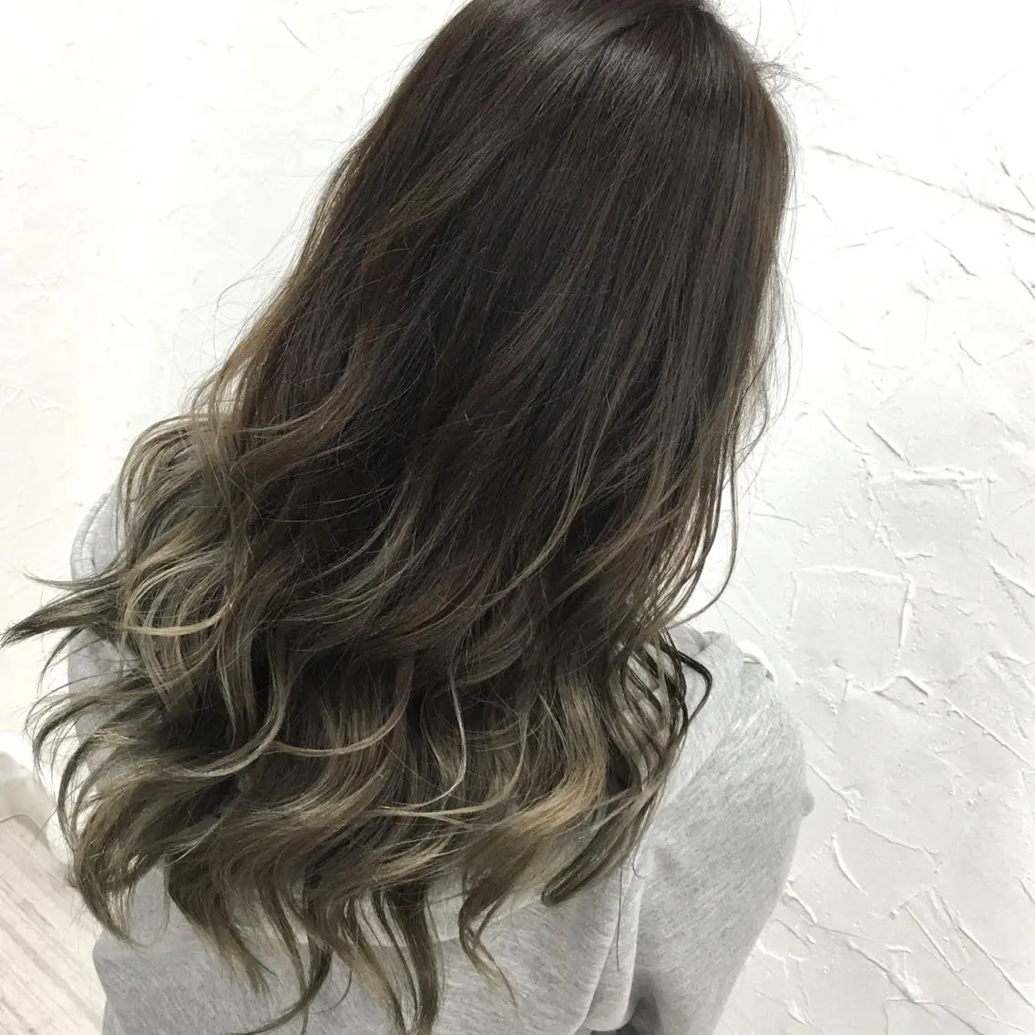ロング カラー パーマ ヘアアレンジ アッシュ アッシュグレー アッシュグレージュ ブリーチ グレージュ 脱!黒髪 ダブルカラー【上野】のヘアスタイル