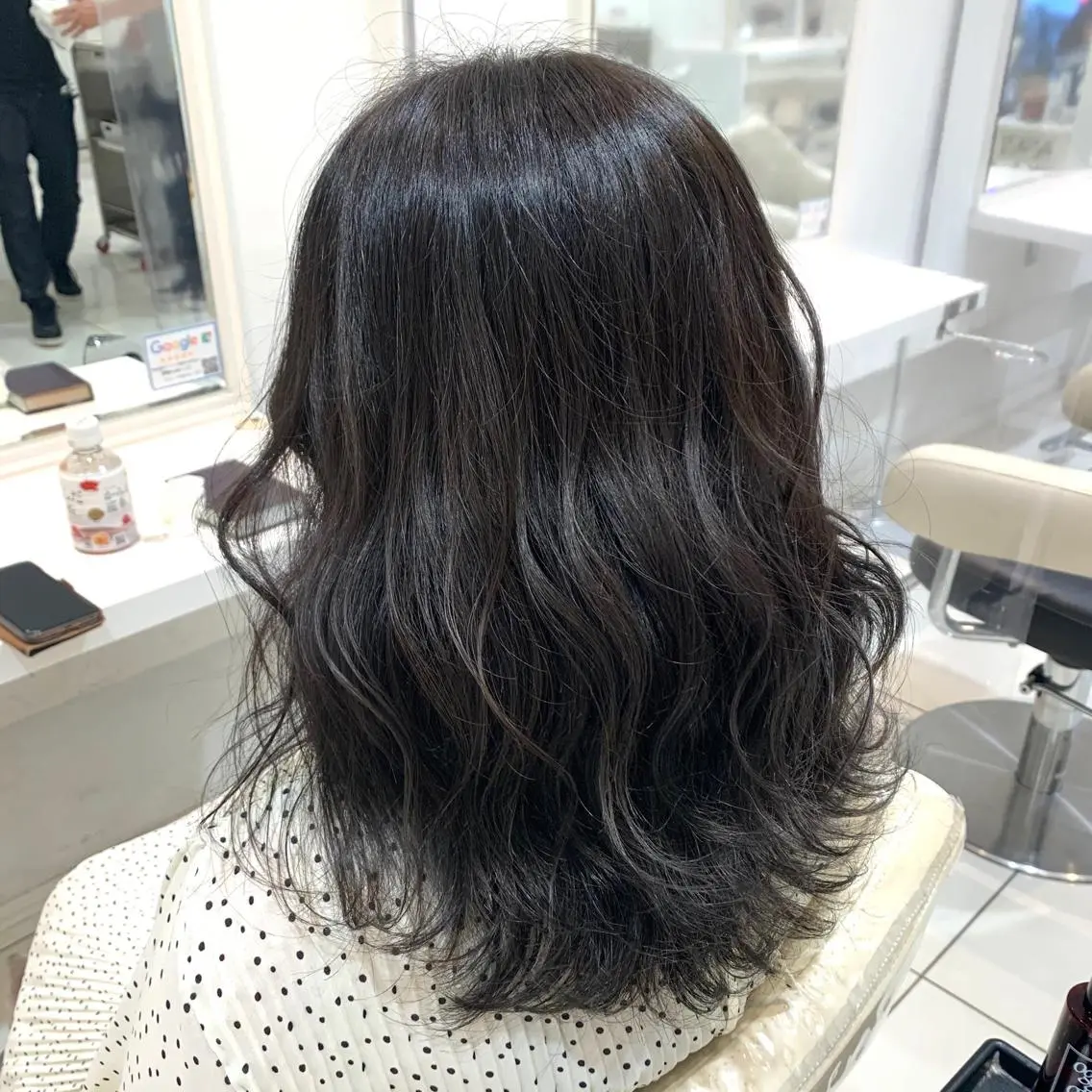 セミロング カラー イルミナカラー スターダスト 金澤 夏海のヘアスタイル