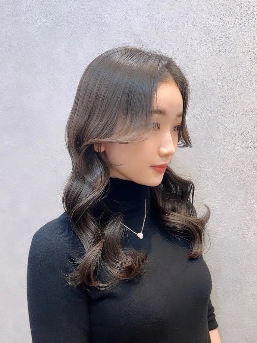 セミロング カラー ヘアアレンジ ベージュカラー 透明感カラー オリーブベージュ 顔まわりレイヤー 顔周りカット 🩷韓国ヘア/ヨシン モリ🩷Maikaのヘアスタイル