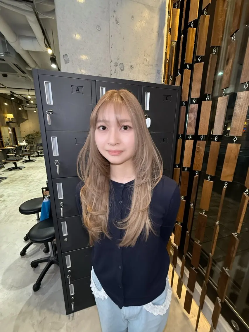 ロング カラー ベージュカラー ブリーチ ミルクティーベージュ レイヤーカット ロング Lolonois池田 代表 鍜治本颯太のヘアスタイル