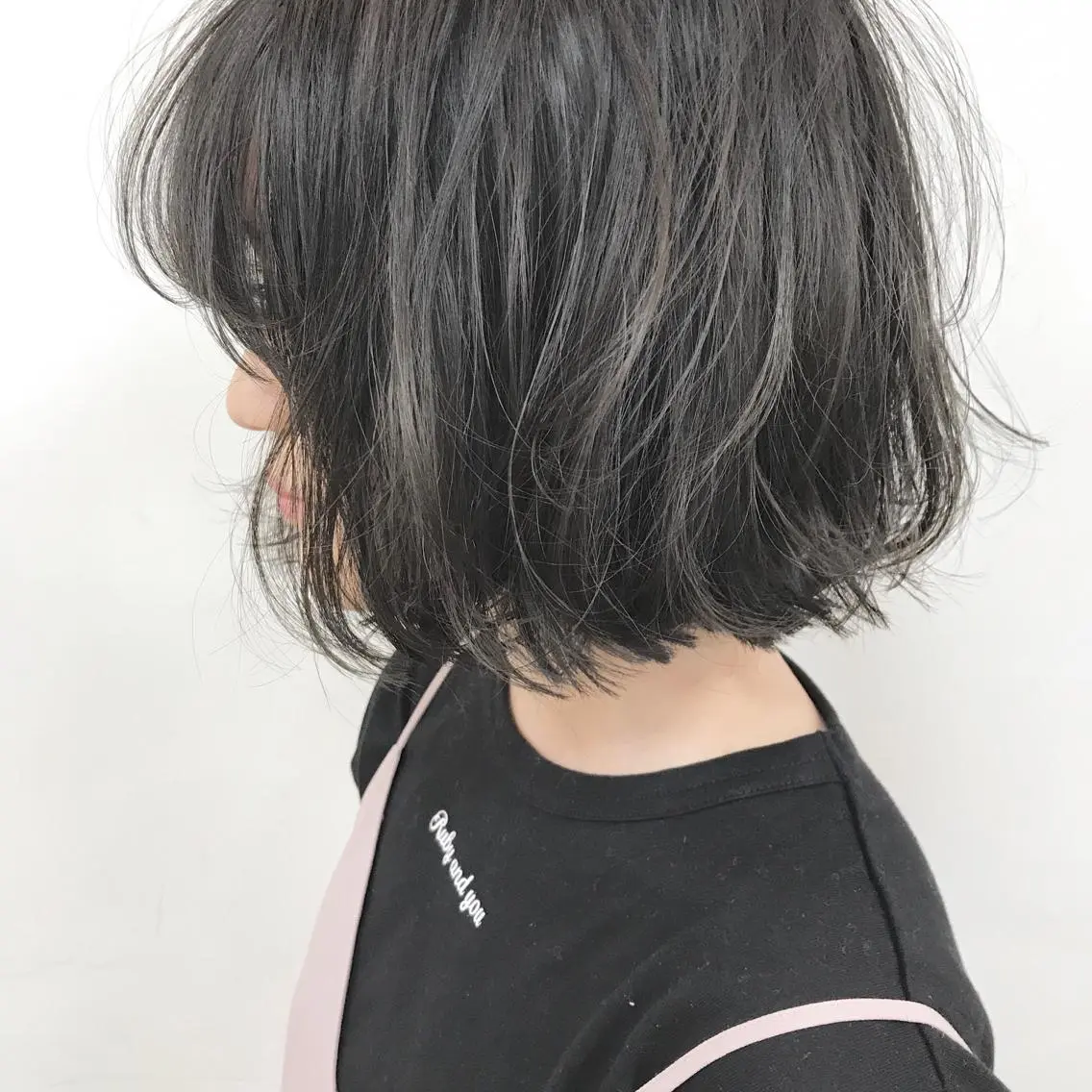 ショート アッシュ ボブ ハイライト 滝島 真帆のヘアスタイル
