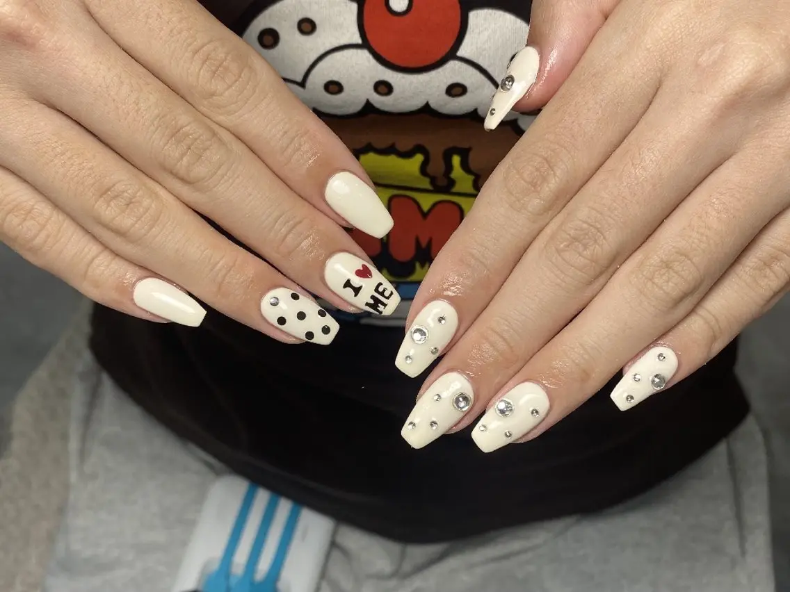 ネイル チークネイル フレンチネイル ジェルネイル ガーリー キラキラネイル ハンドネイル UM Nail Salonのネイルデザイン