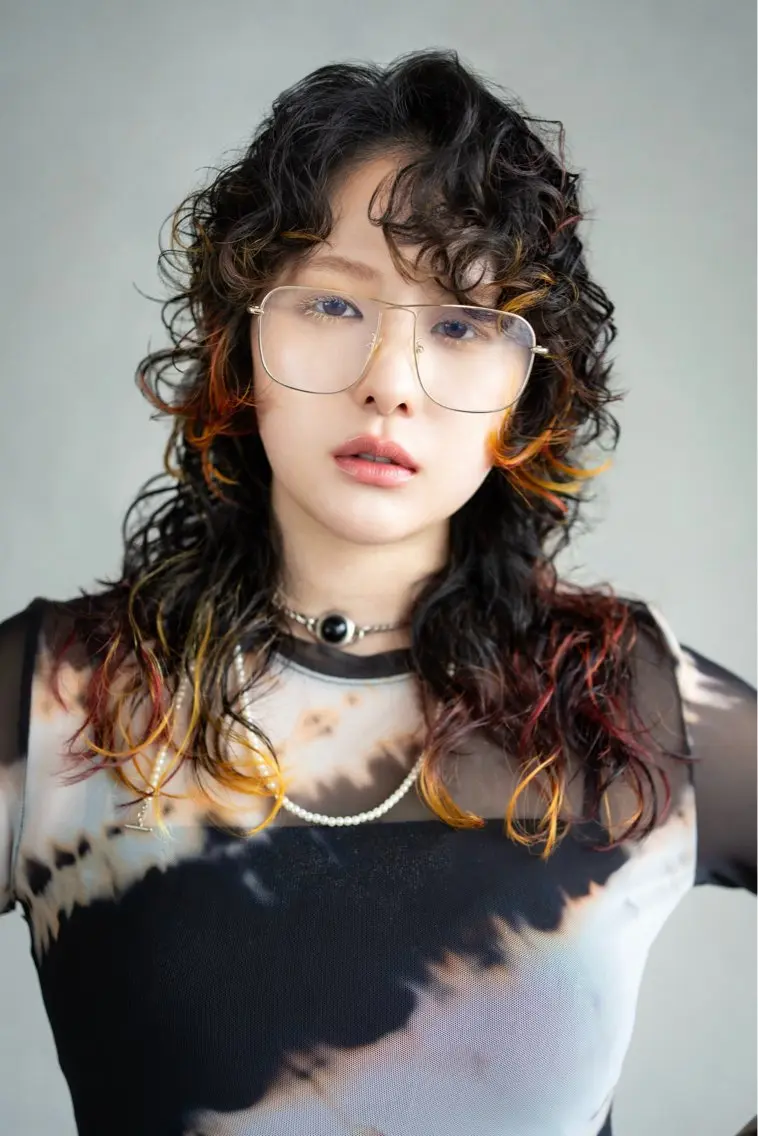 ロング カラー ブリーチ オレンジ レッドカラー イエローカラー カット ヘアカラー トリートメント 小田 晃瑛のヘアスタイル