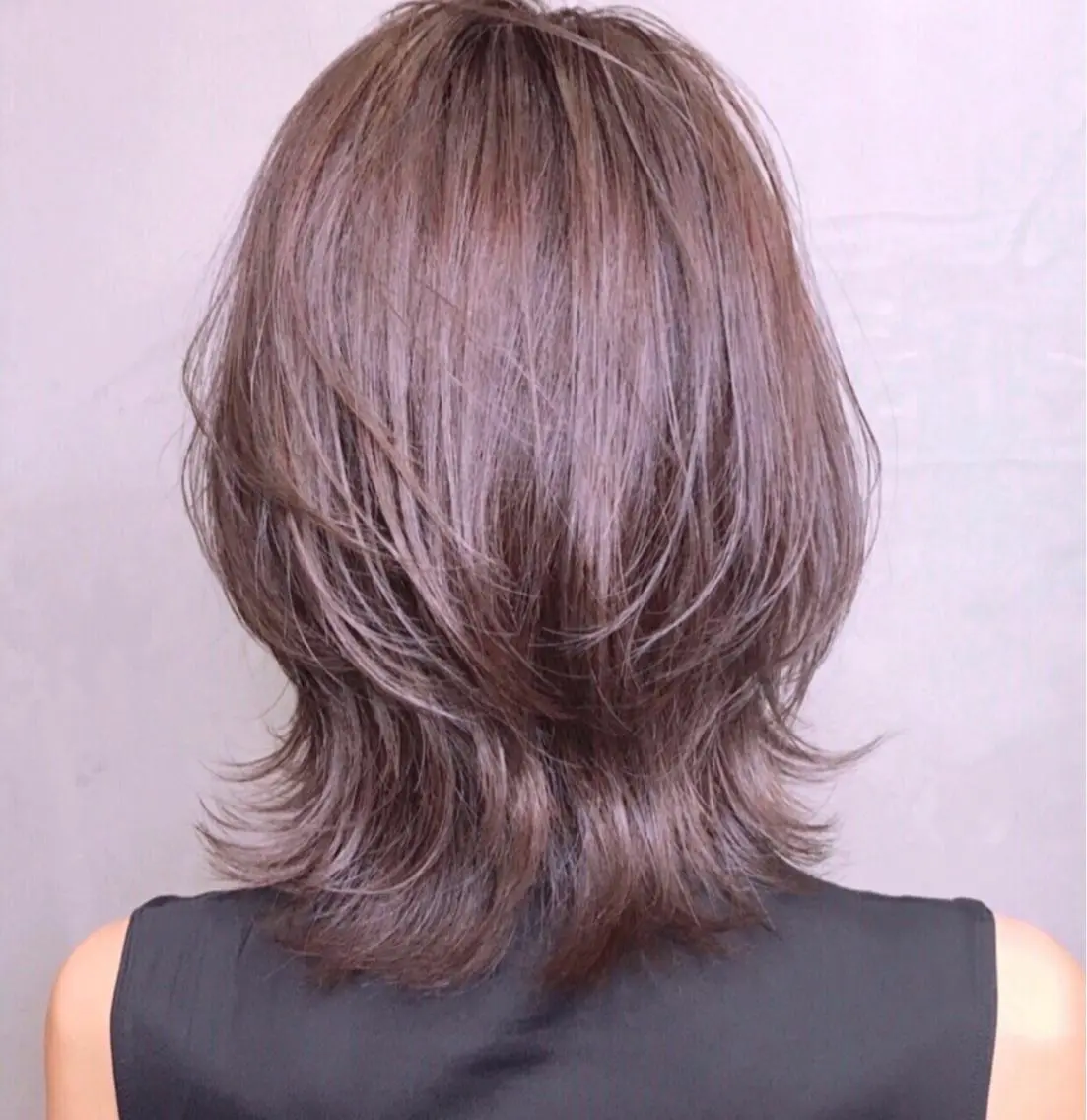 ミディアム カラー ミディアムパーマ アッシュ ベージュカラー ブルーカラー グレージュ カット ヘアカラー トリートメント AKI アキのヘアスタイル