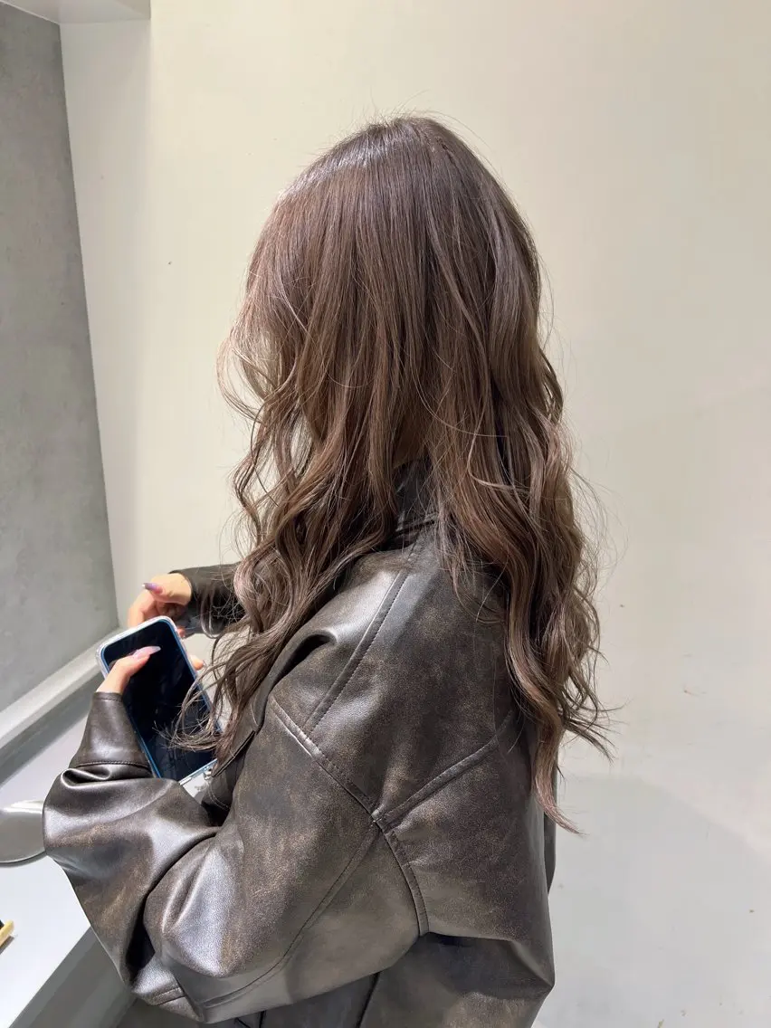カラー 透明感カラー グレージュ ayaka🫧 梅田ダブルカラーのヘアスタイル