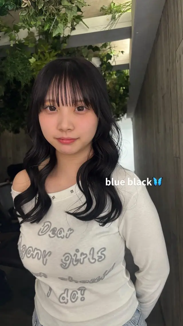 セミロング カラー 黒髪 ブルーカラー ブルーブラック 韓国風ヘア ヘアカラー 石井 美羽のヘアスタイル
