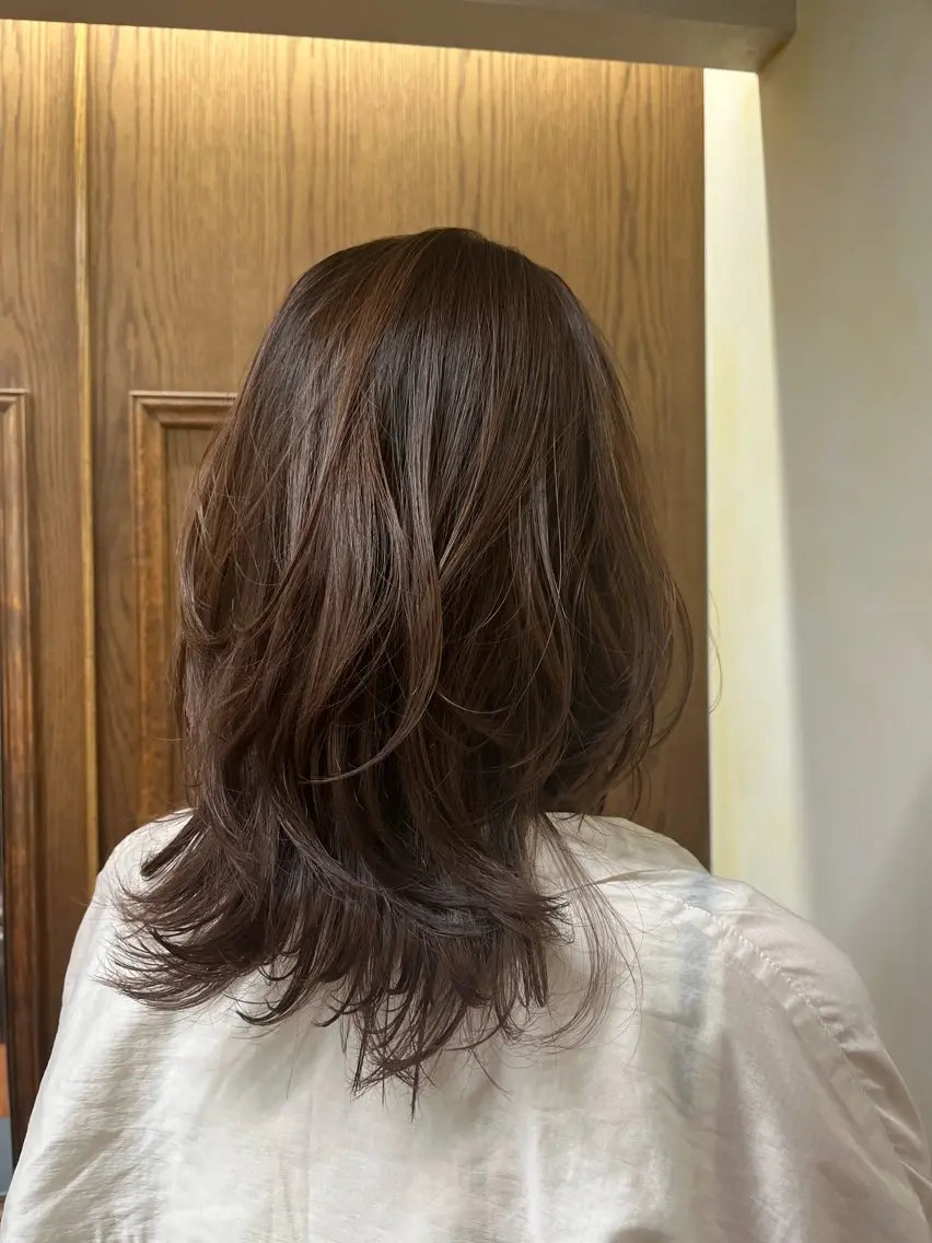 ミディアム レイヤーカット 河上 麻衣/白髪ぼかしのヘアスタイル