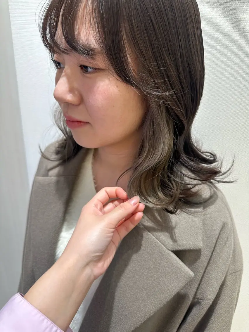 セミロング カラー シルバー 村山 莉沙のヘアスタイル