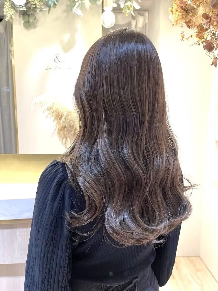 セミロング カット ツルガイ ミオのヘアスタイル