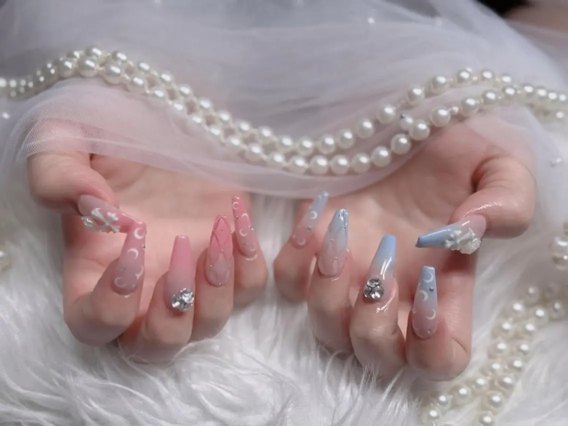 ネイル 長さ出し ジェルネイル ガーリー キラキラネイル 韓国ネイル ハンドネイル Huyn Nail Shinjyukuのネイルデザイン